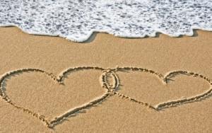 Summer-Time-Lovers-Beach-Wallpaper-520x325